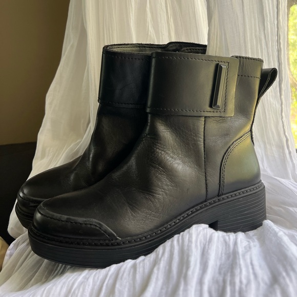 Black leather ankle boots with side zip and Velcro buckle closure. Franco Sarto - Picture 2 of 6